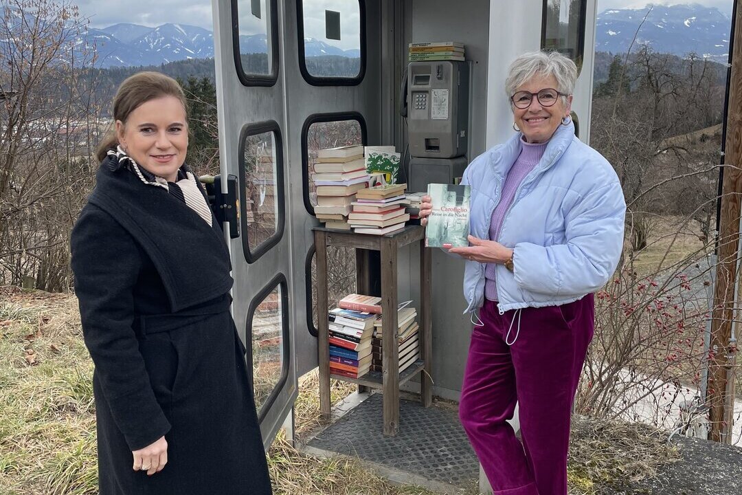 Treffpunkt Telefonzellen-Bibliothek: Bürgermeisterin Doris Liposchek (links) mit Initiatorin Michaela Hohenegger
