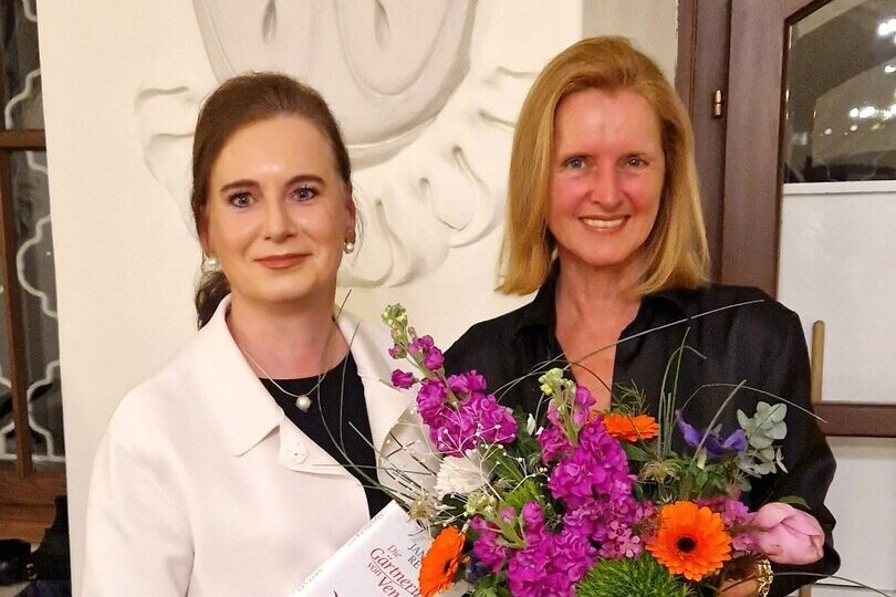 Bürgermeisterin Doris Liposchek (links) mit Autorin Jana Revedin
