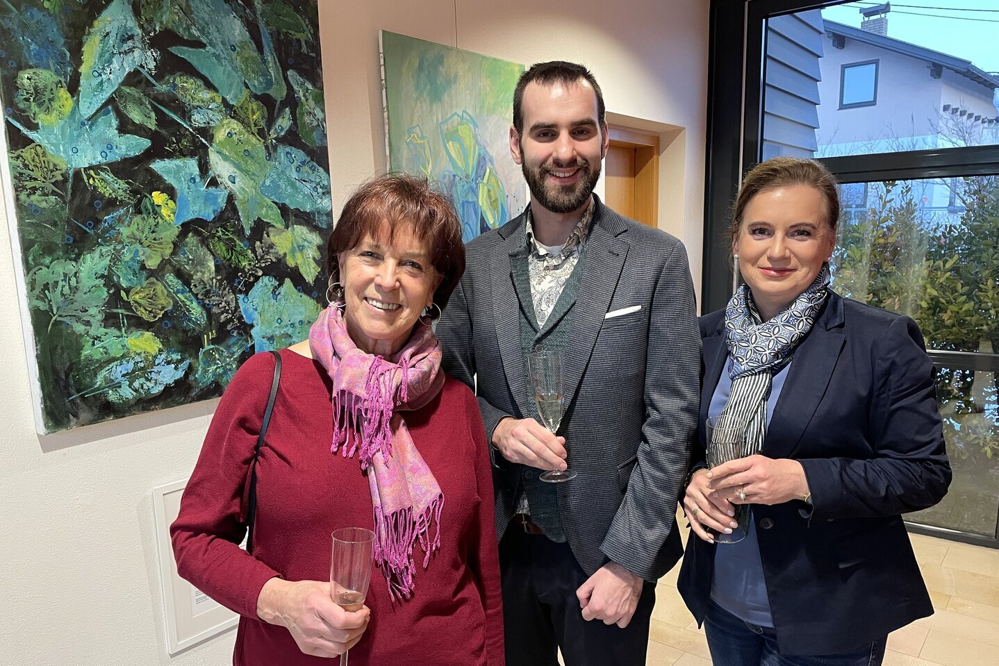 Bürgermeisterin Doris Liposchek (rechts) mit Künstlerin Josefine Blaich und Amtsleiterin-Stellvertreter Kevin Kobencic