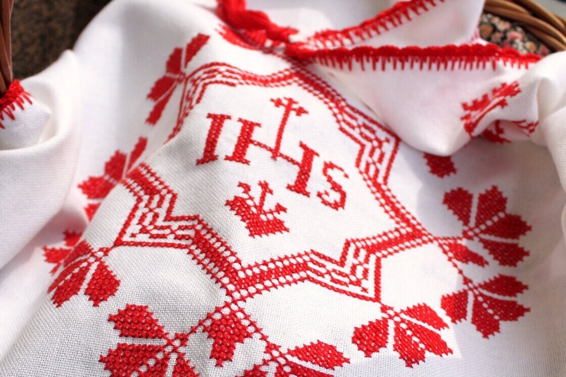 Die Osterkörbe warten darauf, gesegnet zu werden.