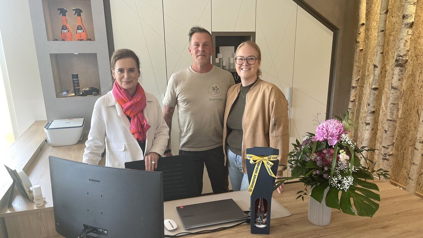 Bei einem Betriebsbesuch wünschte Bürgermeisterin Doris Liposchek Danielle und Ingo Wittmayer alles Gute.