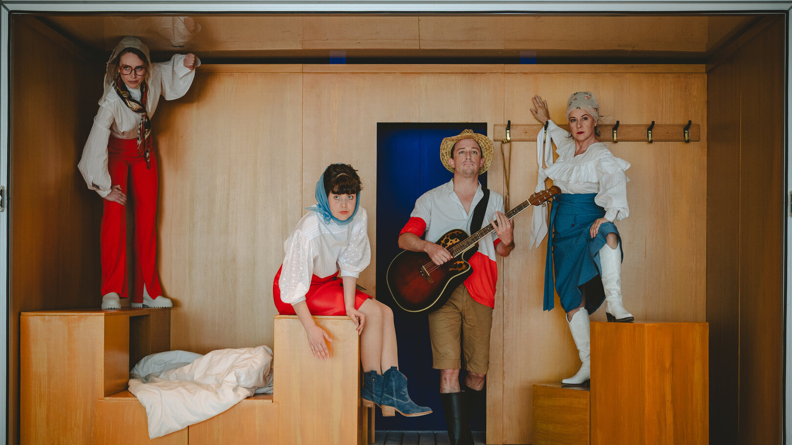 In der Komödie „Der zerbrochene Krug“ auf der Bühne: Karoline Troger, Katharina Gerlich, Stefan Moser und Angelica Ladurner (von links)