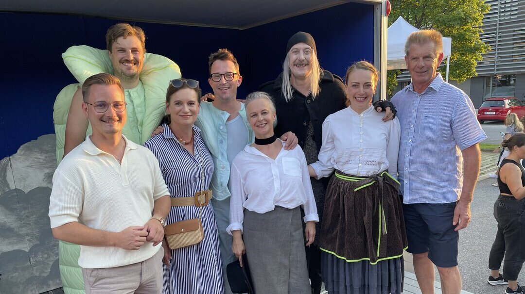 Bürgermeisterin Doris Liposchek, Gemeindevorstand Markus di Bernardo (links) und Gemeindevorstand Adam Müller (rechts) mit dem Ensemble des Theaterwagens „Porcia“
