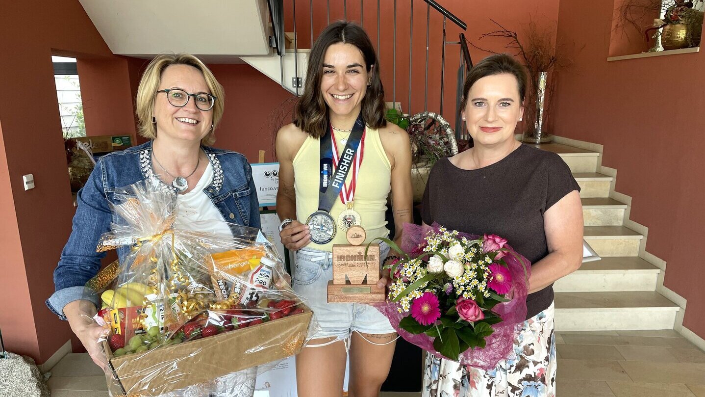 Bürgermeisterin Doris Liposchek (rechts) und Amtsleiterin Anja Schweda (links) gratulierten Ironman-Gewinnerin Chiara Marita Szolderits im Gemeindeamt.
