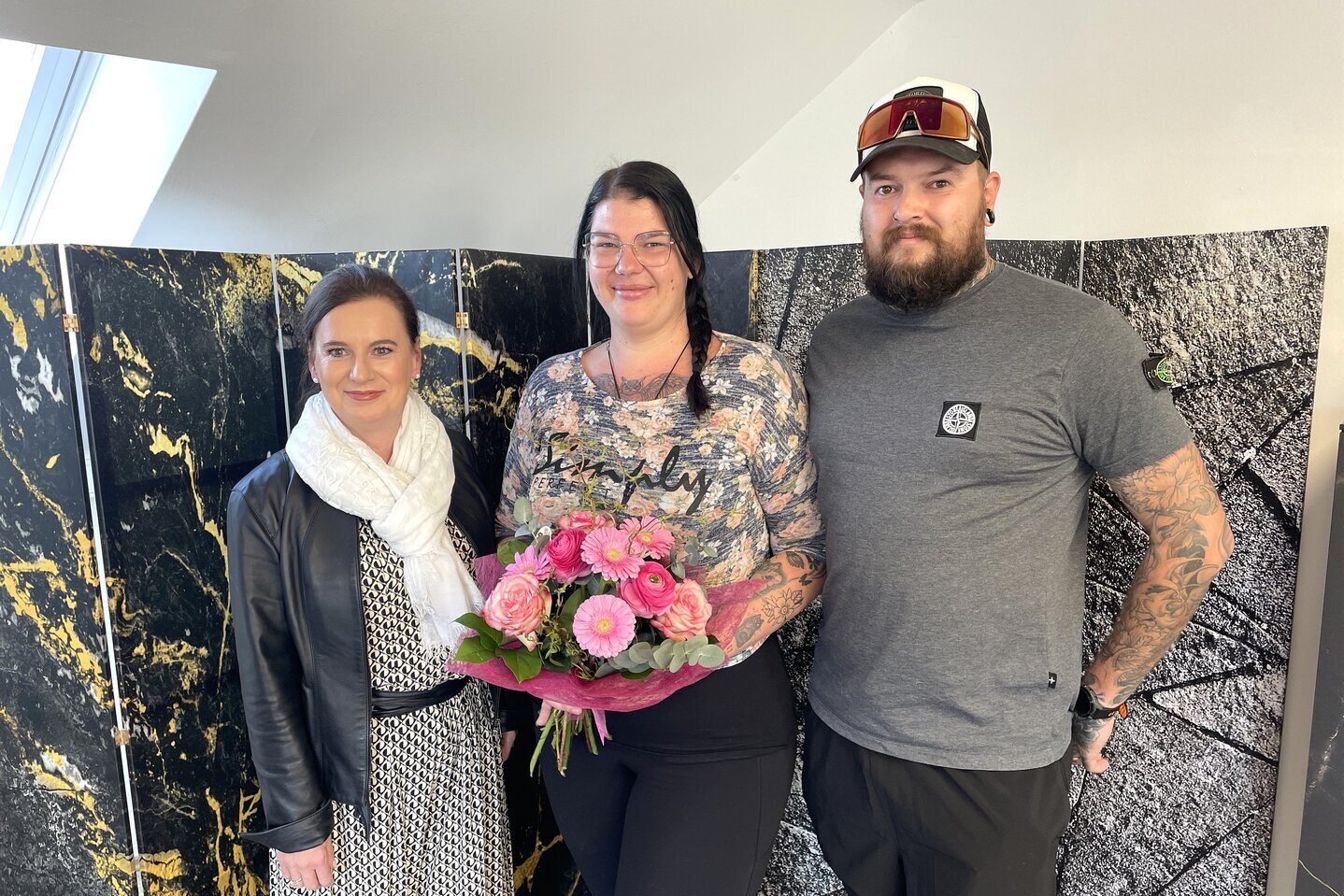 Bürgermeisterin Doris Liposchek gratulierte Christina Fortunat und ihrem Ehemann Lukas mit einem Blumenstrauß.