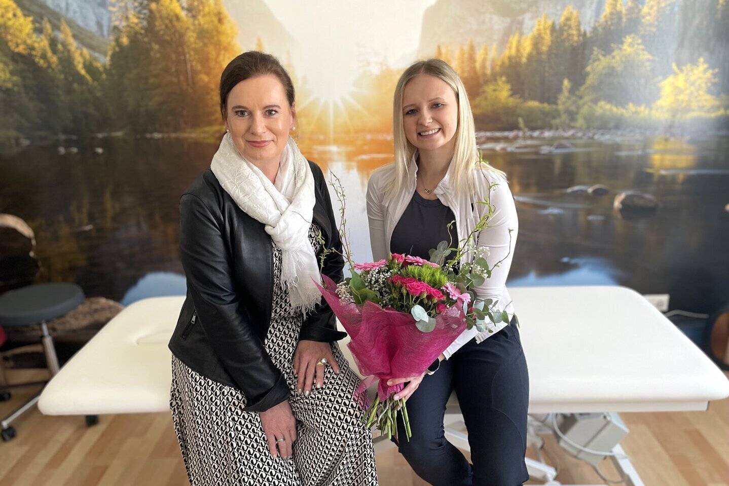 Bürgermeisterin Doris Liposchek begrüßte Physiotherapeutin Sandra Hafner mit einem Blumenstrauß in Wernberg.