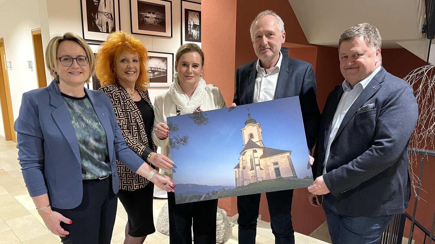Überreichung der Dauerleihgabe: Amtsleiterin Anja Schweda, Vizebürgermeisterin Marlene Rogi, Bürgermeisterin Doris Liposchek, Fotokünstler Bernd Grosseck und Vizebürgermeister Christian Mitterböck (von links)