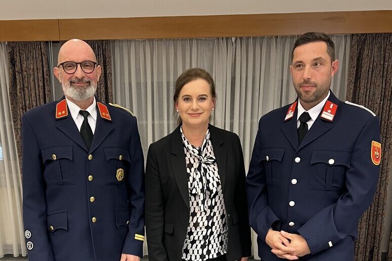 Bürgermeisterin Doris Liposchek mit dem neuen Kommandanten Christoph Daniel Brüggler-Belohuby (rechts) und seinem Vorgänger Gerhard Haas