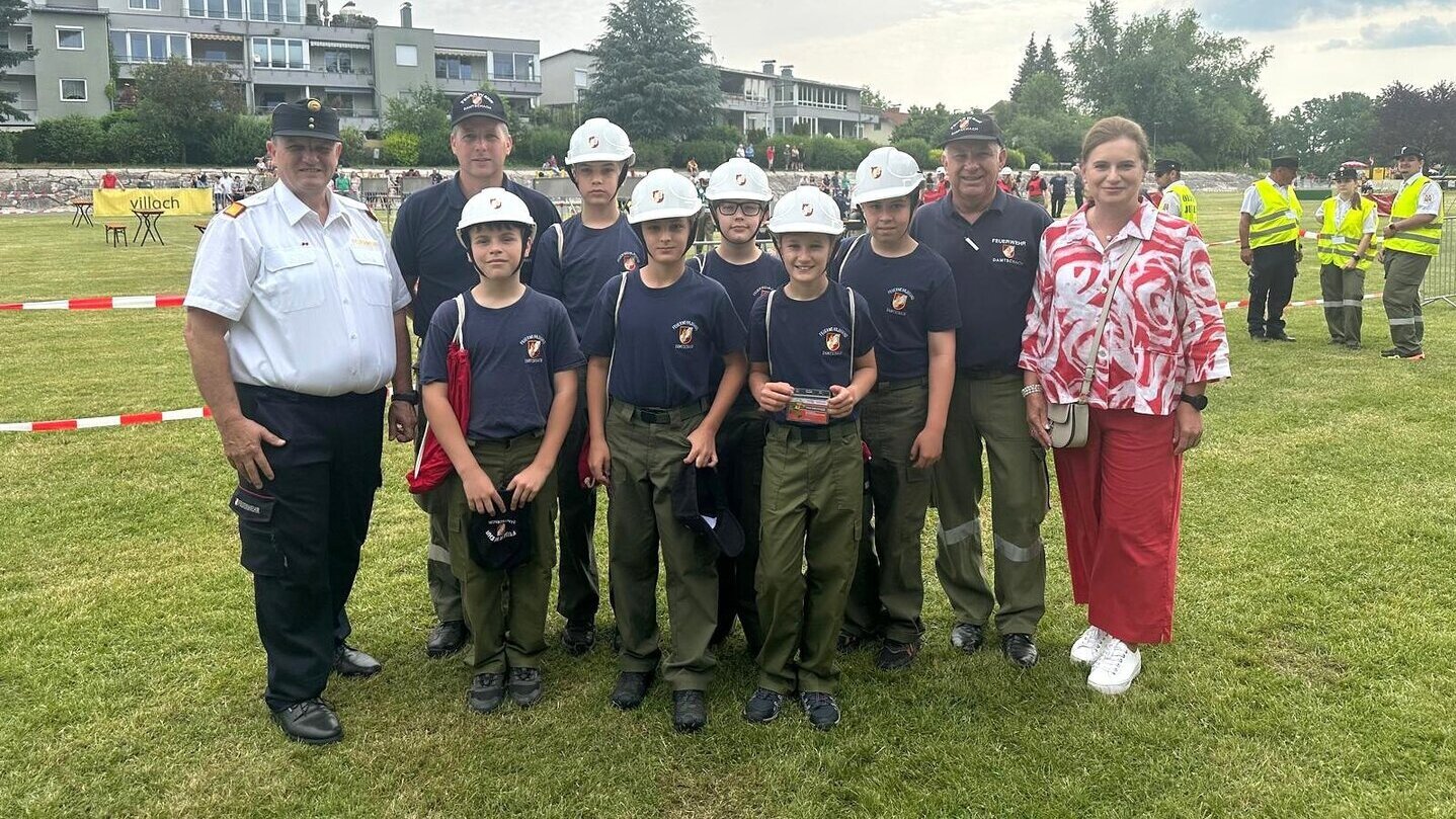 Wilfried Waldhauser, Robert Kollitsch, Bernhard Kollitsch, Felix Kaspitz, Moritz Glantschnig, Luka Schwartz, Marco Wassermann, Tobias Kriegl, Helmut Mendel und Bürgermeisterin Doris Liposchek (von links)