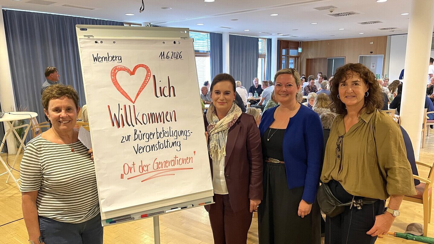 Bürgermeisterin Doris Liposchek mit Kristin Pan, Raffaela Lackner und Sigrid Bostjancic (von links)