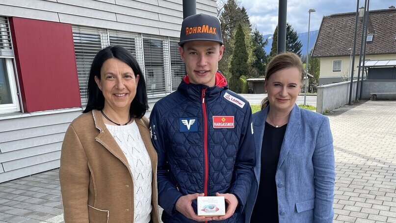 Mutter Carmen Held (links), Teamweltmeister Fabian Held und Bürgermeisterin Doris Liposchek