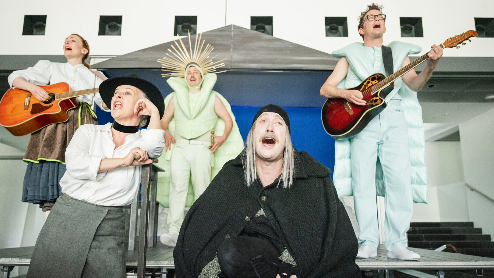Das Ensemble (von links): Karoline Troger, Angelica Ladurner, Christoph-Lukas Hagenauer, Gregor Kronthaler und Stefan Moser (© Porcia/Volker Schmidt)
