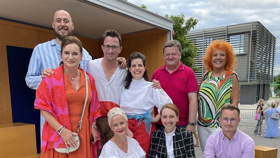 Bürgermeisterin Doris Liposchek (links), Vizebürgermeisterin Marlene Rogi und Vizebürgermeister Christian Mitterböck (von rechts) sowie Gemeindevorstand Markus di Bernardo (hockend rechts) mit dem Ensemble des „Porcia“-Theaterwagens