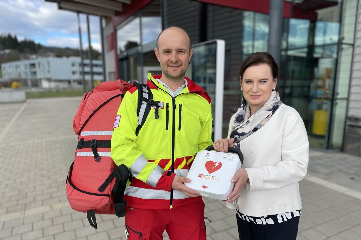 Bürgermeisterin Doris Liposchek mit First Responder Hans-Martin Jauernig