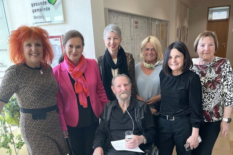 Künstler Johann Holzfeind-Wieltschnig mit Bürgermeisterin Doris Liposchek, Landeshauptmann-Stellvertreterin Gaby Schaunig (Zweite und Dritte von links) und weiteren Ehrengästen