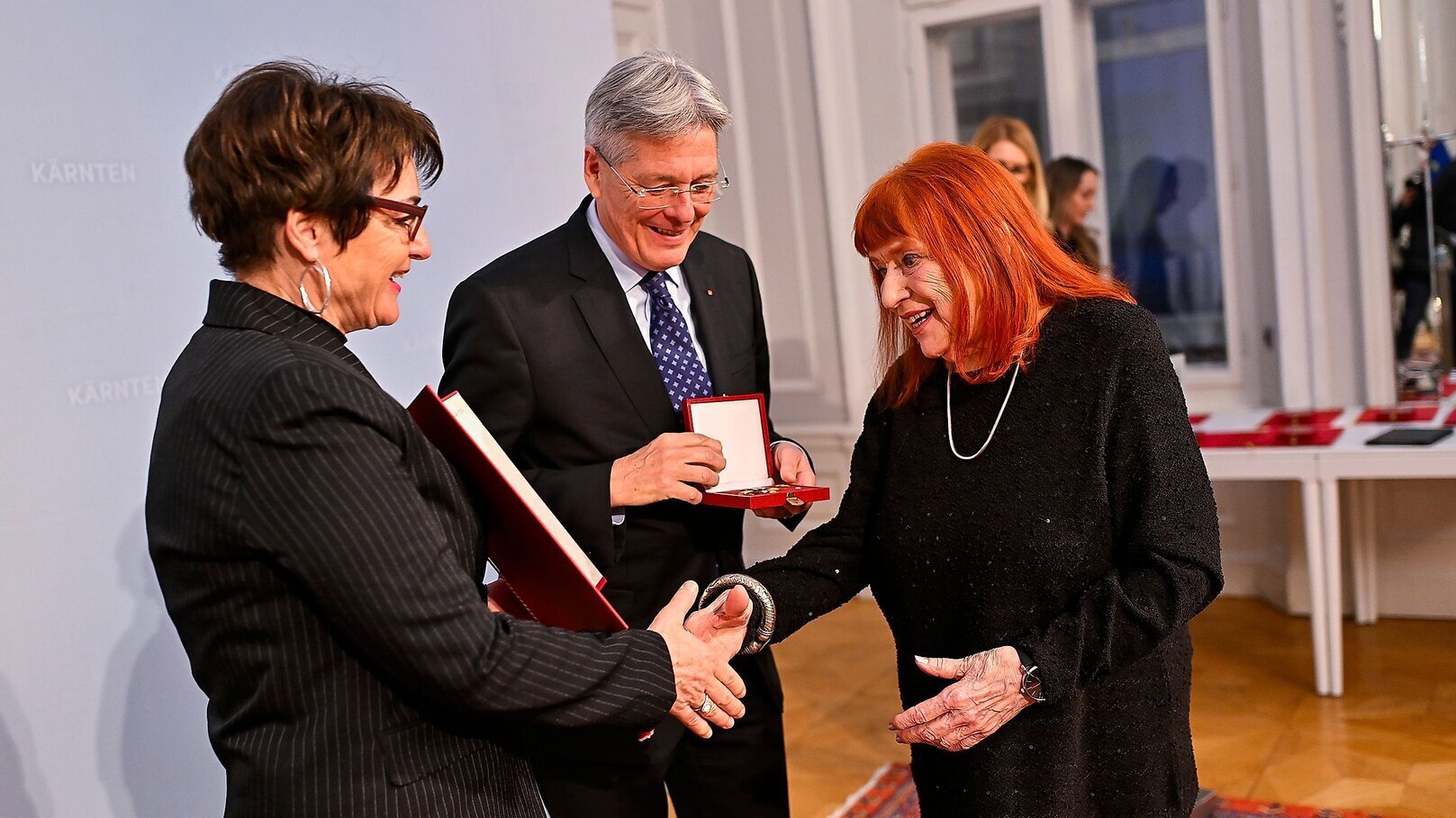 Landesrätin Beate Prettner (links), Landeshauptmann Peter Kaiser und Künstlerin Caroline Hudelist (© LPD Kärnten/Helge Bauer)